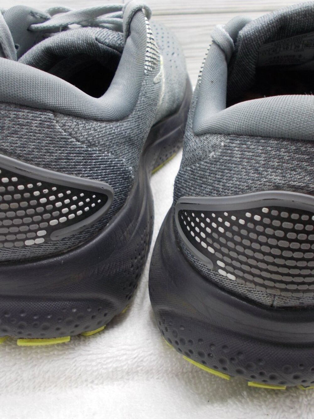 Brooks Gray Running Shoes Ghost 16 with Pale Yellow Logo - Picture 4 of 6
